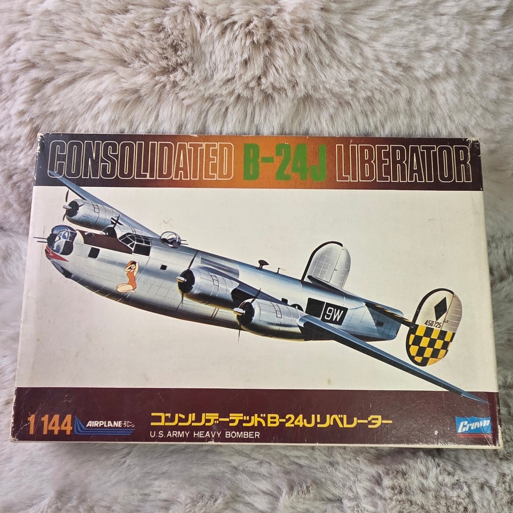 Crown 1/144 Consolidated B-24J Liberator US Army Heavy Bomber Model Kit 432